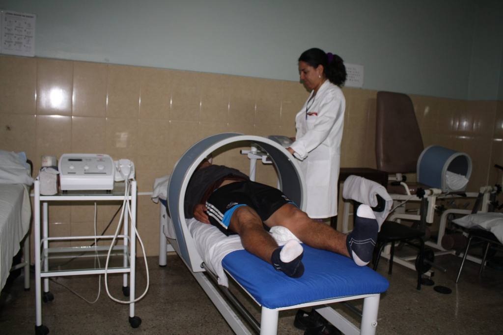 Куба получает зарплату врачей, которых «экспортируют» в Эквадор