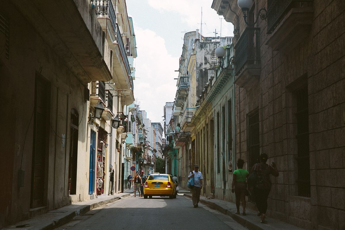 Почему кубинские таксисты зарабатывают больше, чем врачи