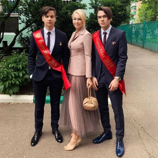 Фото из открытых источников: Яна Рудковская с сыновьями Андреем и Николаем