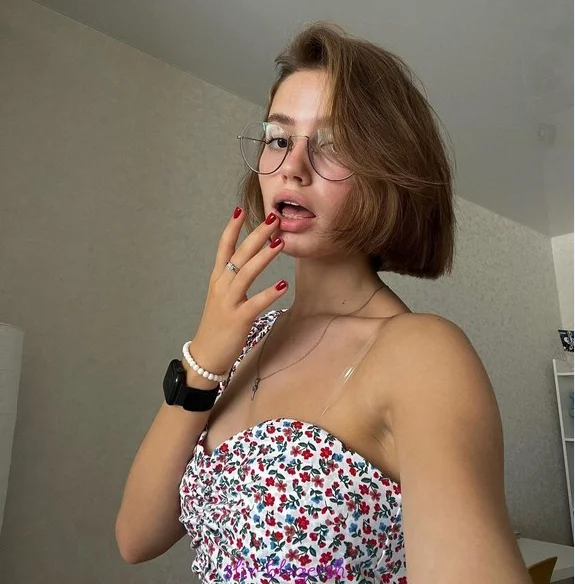 Фото-11 из открытых источников: Екатерина Чапаева прикасается к губам