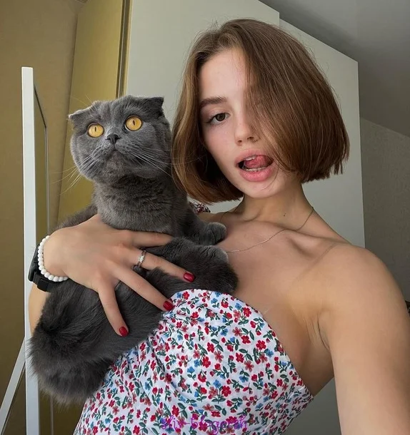 Фото-13 из открытых источников: Екатерина Чапаева с котом в руке показывает язык
