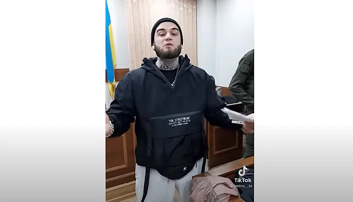 Скриншот видео: освобождение из под стражи в зале суда Даниила Ляшука